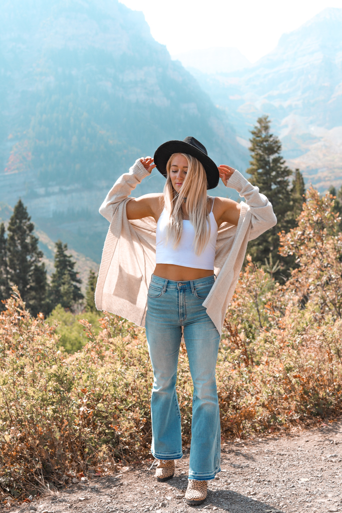 girl wearing flare jeans in a mountain
